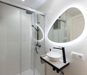 a bathroom with a sink and a mirror at Mar Blau in Port d'Alcudia
