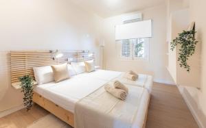 a large white bedroom with a large white bed at Mar Blau in Port d'Alcudia