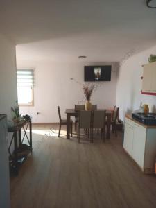 a kitchen and dining room with a table and chairs at Cabaña en Litueche - Parcela in Cartagena