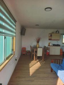 a living room with a table and a dining room at Cabaña en Litueche - Parcela in Cartagena