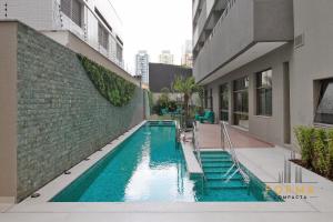 a swimming pool in the middle of a building at Raízes Studios Tatuapé – Mitre 4 in São Paulo