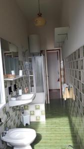 łazienka z białą toaletą i umywalką w obiekcie Trilly House w mieście Perledo +69 zdjęć
