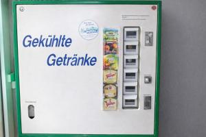 ein Verkaufsautomat mit der Aufschrift „Gellittle Kühlschrank“ in der Unterkunft Pension Central Nuernberg-Fuerth in Fürth