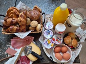 a table with a tray of breakfast foods and drinks at Gastenverblijf de Bloesem privé appartement in Lunteren