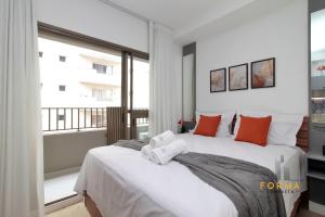 a bedroom with a large bed and a large window at Raízes Studios Tatuapé – Mitre 4 in São Paulo +147 photos