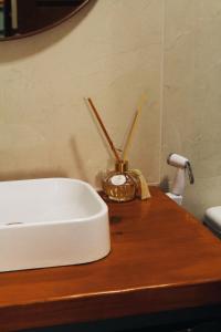 a bathroom counter with a sink and wooden counter top at Chalé Mont Valle in Bom Jardim da Serra
