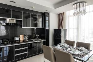 Kuchyň nebo kuchyňský kout v ubytování Naki Suites @ Silvertown