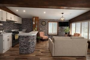 a kitchen and living room with a stone wall at Paraíso del Valle in Ensenada