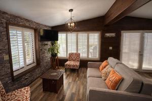 a living room with a couch and some windows at Paraíso del Valle in Ensenada