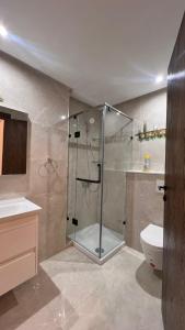 a bathroom with a shower and a toilet at La perle in Sukrah