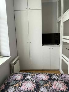 a bedroom with a bed and a flat screen tv at !! VIP Apartament Pod BIESZCZADAMI !! in Sanok
