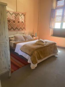 a bedroom with two beds and a window at Refugio Caro Cox in Tilcara