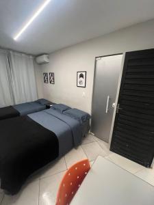 ein Schlafzimmer mit einem Bett und einer Schiebetür in der Unterkunft apt 112 in Teresina