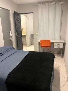 ein Schlafzimmer mit Schreibtisch, Bett, Schreibtisch und Stuhl in der Unterkunft apt 112 in Teresina
