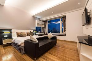 TV a/nebo společenská místnost v ubytování Naki Suites @ Silvertown