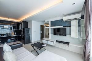 TV a/nebo společenská místnost v ubytování Naki Suites @ Silvertown