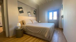 a bedroom with a bed and a window in it at Appartamento indipendente Apt 3 in Piadena