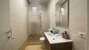 a bathroom with a toilet and a sink and a shower at Appartamento indipendente Apt 3 in Piadena