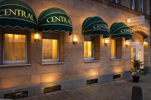ein Gebäude mit grünen Markisen an der Seite in der Unterkunft Pension Central Nuernberg-Fuerth in Fürth