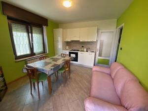 a living room with a pink couch and a table at CA' DEI PAOLI in Pieve Vergonte +26 photos