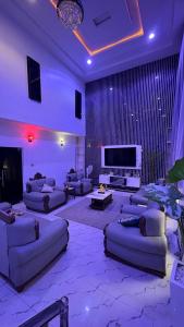 a large living room with couches and a tv at ComfortHomes in Ahor