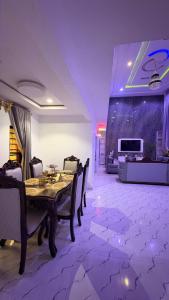 a dining room with a table and chairs at ComfortHomes in Ahor