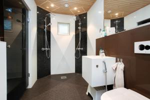 a bathroom with a shower and a sink at Villa Graniitti in Imatra +17 photos