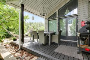 a screened in porch with a table and chairs at Villa Graniitti in Imatra