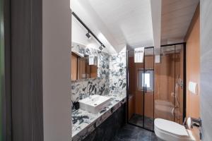 ein Badezimmer mit Waschbecken und Toilette in der Unterkunft Kora Rooms in Telese + 45 Fotos
