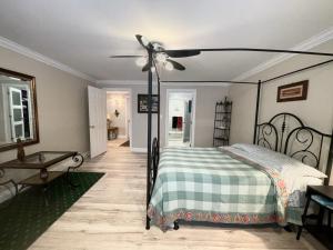 ein Schlafzimmer mit Bett und Deckenventilator in der Unterkunft Khan’s Resort in Cobourg