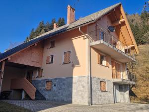 an external view of a house with a balcony at Pr Fajfarju in Spodnja Sorica