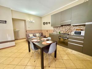 a kitchen with a table and chairs in a room at CASA di MIRCO -Ampio moderno bilocale per 4 ospiti in Castenedolo