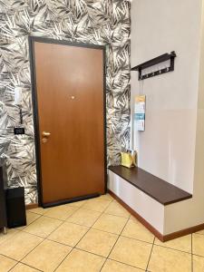 a brown door in a room with a wall at CASA di MIRCO -Ampio moderno bilocale per 4 ospiti in Castenedolo +25 photos