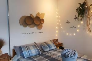 a bedroom with a bed with hats on the wall at Cabana do Café - Olivais Santa Clara in Cambuí