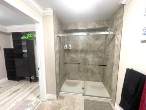 eine Dusche mit Glastür im Badezimmer in der Unterkunft Khan’s Resort in Cobourg + 26 Fotos