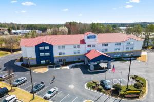 an aerial view of a hotel with cars parked in a parking lot at City Express by Marriott Duluth in Duluth