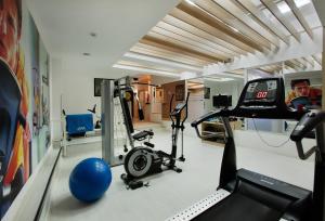 una habitación con gimnasio con cinta de correr y pesas en Gallery Residence & Hotel Nişantaşı, en Estambul