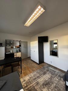 a living room with a table and a television at Monteur Boardinghouse WorkHomes Zuffenhausen in Stuttgart