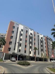 a large building with cars parked in front of it at شقة كامله ومطبخ وسط جدة in Jeddah