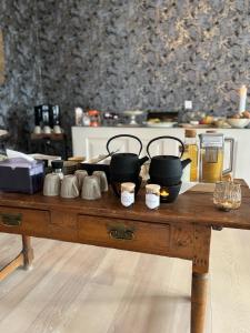 a table with pots and pans on top of it at Lund gamle skole - tæt på MCH in Herning