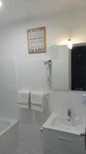 Ванная комната в Hôtel La Croisette & Restaurant Bistrot Gantier
