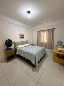 a bedroom with a bed and a window at SMART FLAT HOTEL apartamento 11A CENTRO in Mogi das Cruzes