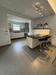 a large kitchen with a counter and a table at Villa Panama con piscina - Mazara del vallo in Mazara del Vallo