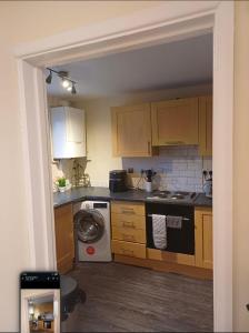 a kitchen with a washing machine and a washer at Sir Isaac Newton Grantham good access to A1 & A52 Pets stay FREE in Lincolnshire +16 photos