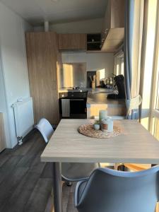 a kitchen with a table and some chairs and a kitchen at Tiny House Beilngries in Beilngries