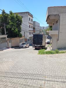 a truck parked on a street next to a building at Kitnet Ateneu in Vila Velha