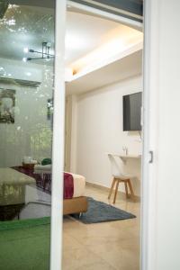 a living room with a sliding glass door and a television at DG Divine Garden Tabasco in Villahermosa