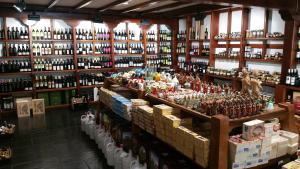 una tienda llena de muchas botellas de vino en Hotel Valcarce Camino de Santiago en La Portela de Valcarce