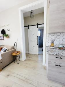a living room with a couch and a pivot door at Encuentro Vaquero in Jarabacoa