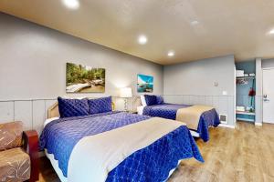 a bedroom with two beds and a couch at Sea Treasures Inn #206 in Rockaway Beach +15 photos